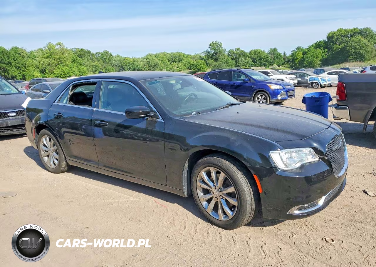 2017 Chrysler 300 Limited VIN:2C3CCARGXHH585854 - 4