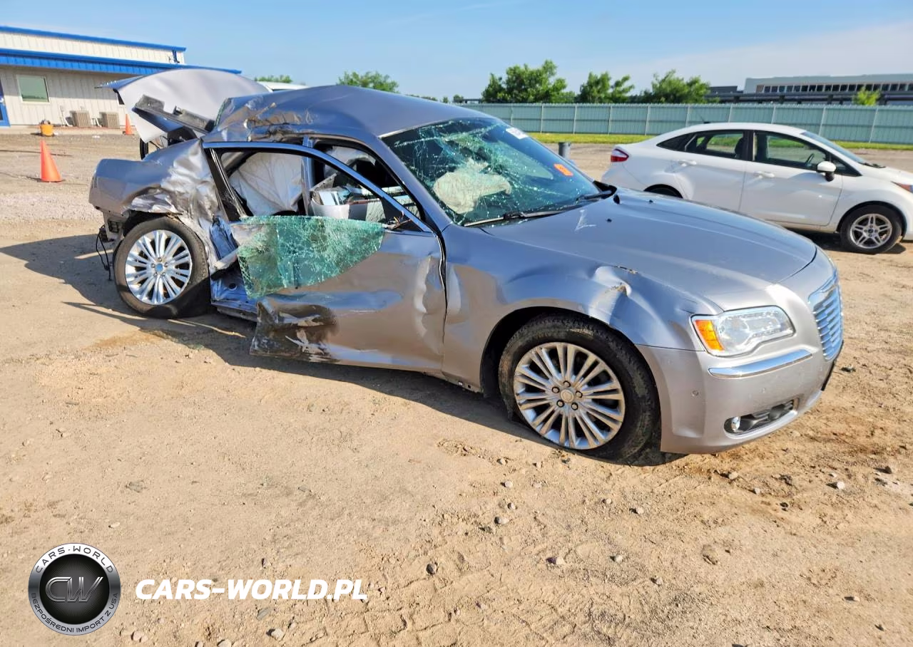 2013 Chrysler 300C VIN:2C3CCAKG7DH660935 - 4