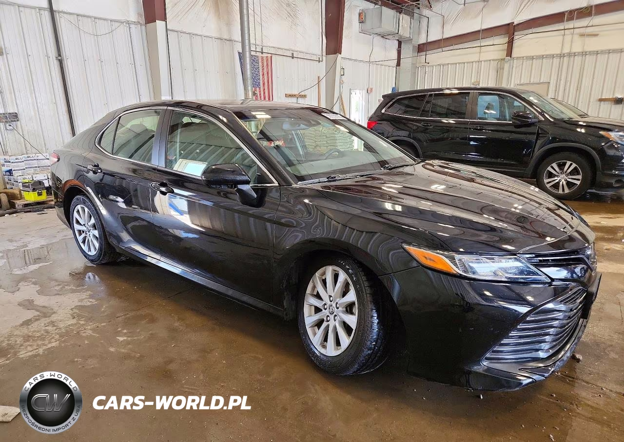 2018 Toyota Camry Le VIN:JTNB11HK3J3005299 - 4