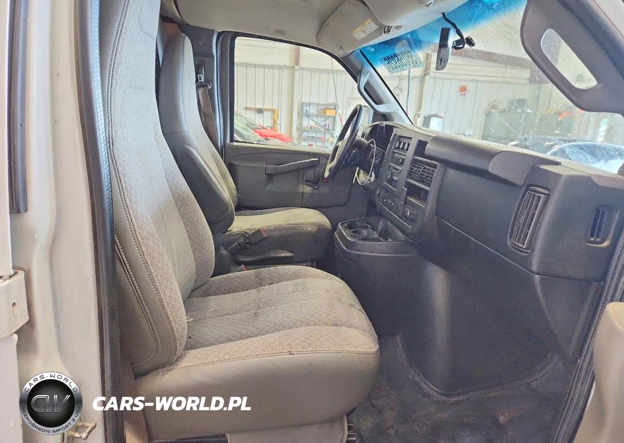 2018 GMC Savana G2500 VIN:1GTW7AFG9J1334006 - 11