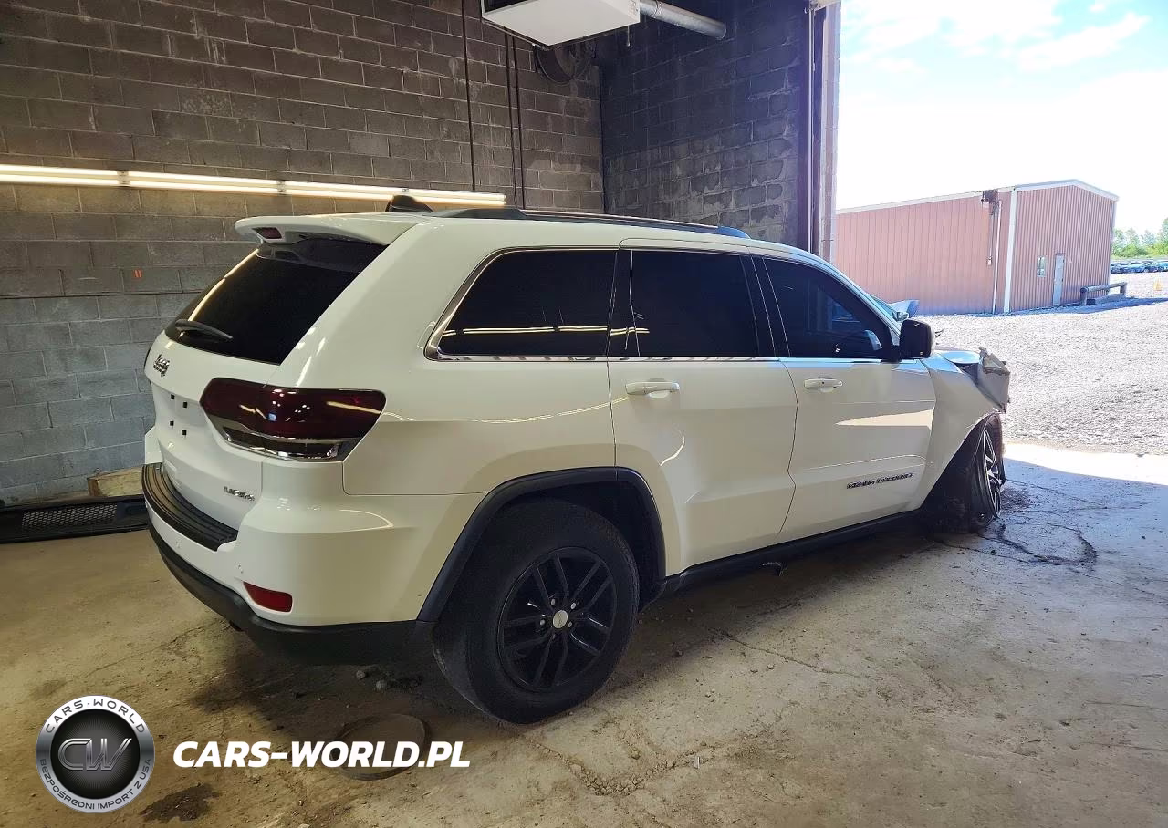2018 Jeep Grand Cherokee Laredo VIN:1C4RJFAG9JC240747 - 3