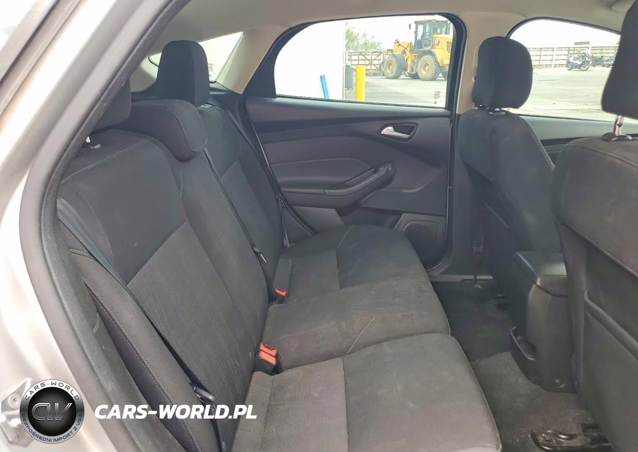 2016 Ford Focus Se VIN:1FADP3K27GL328933 - 10