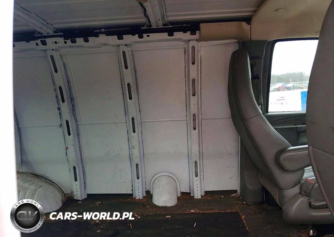 2018 Chevrolet Express 2500 Cargo Delivery Van VIN:1GCWGAFG1J1339572 - 11