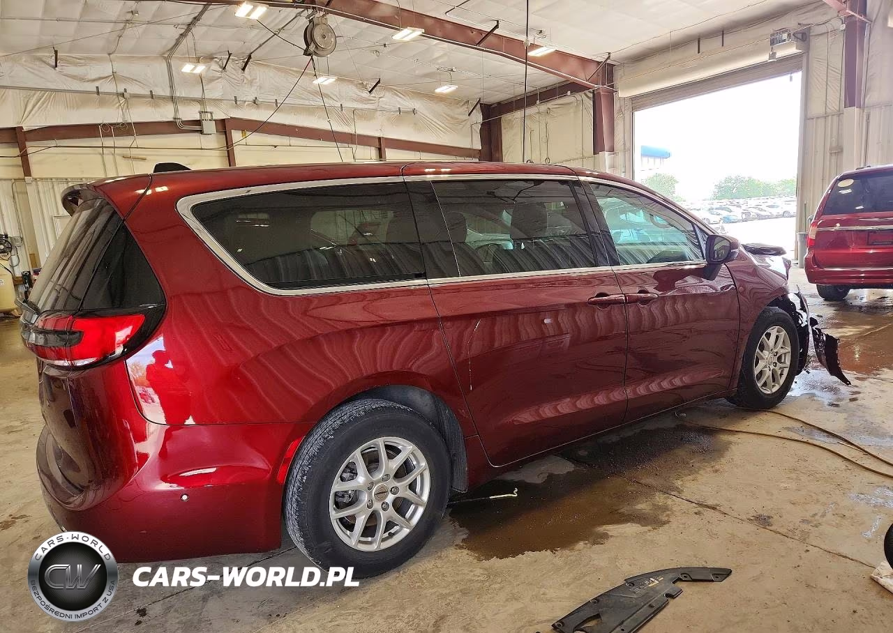 2023 Chrysler Pacifica Touring L VIN:2C4RC1BG0PR526983 - 3