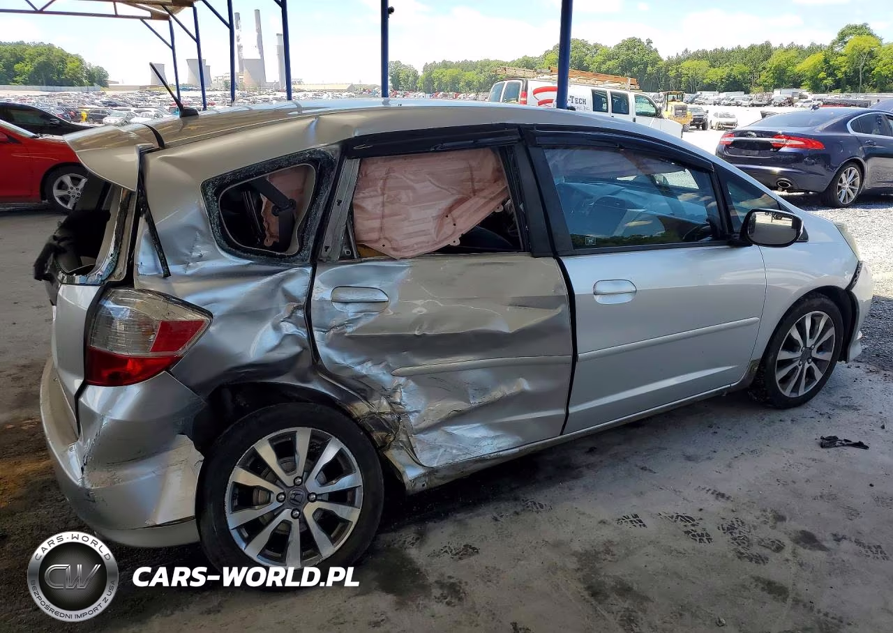 2013 Honda Fit Sport VIN:JHMGE8H52DC056605 - 3