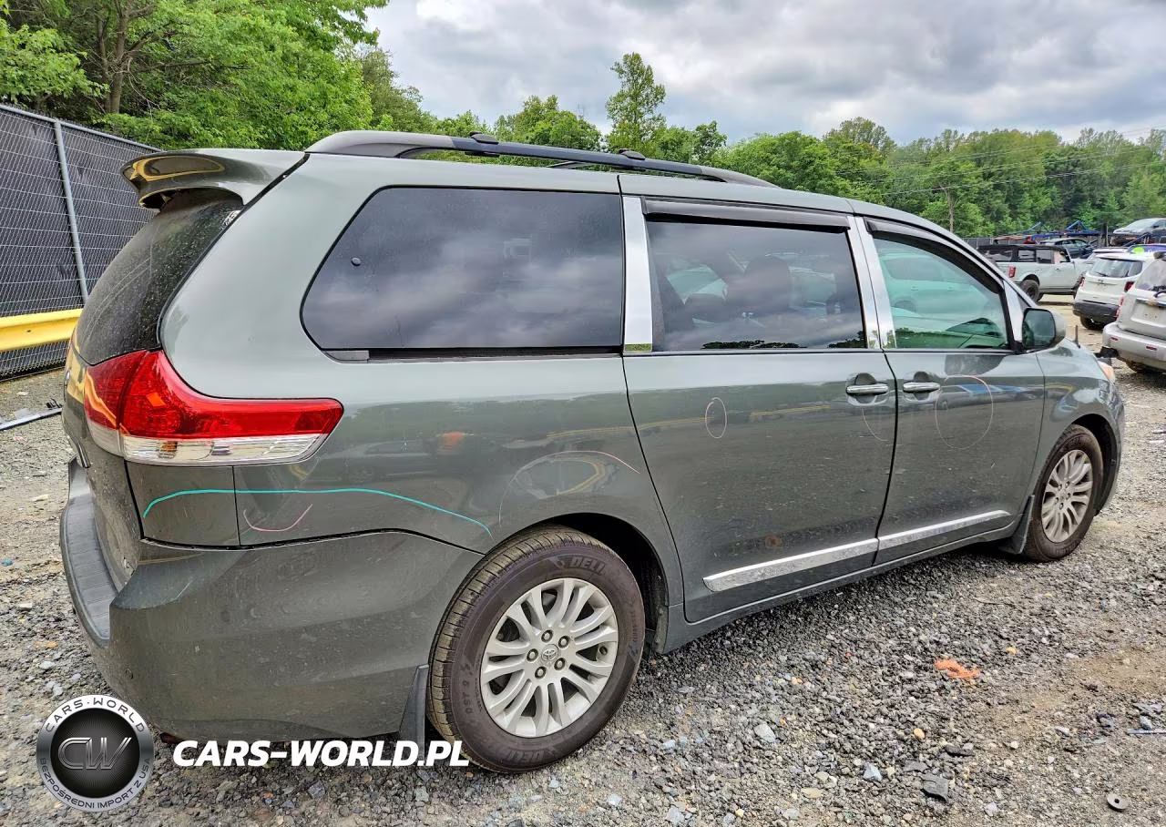 2013 Toyota Sienna Xle 8-Passenger VIN:5TDYK3DC6DS359746 - 3