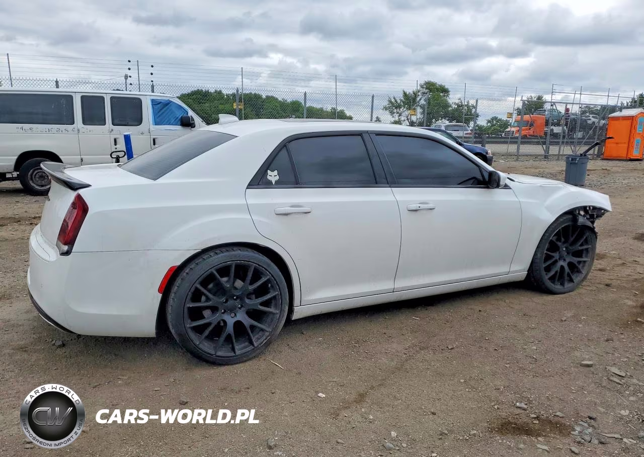 2015 Chrysler 300 S VIN:2C3CCABG7FH786960 - 3