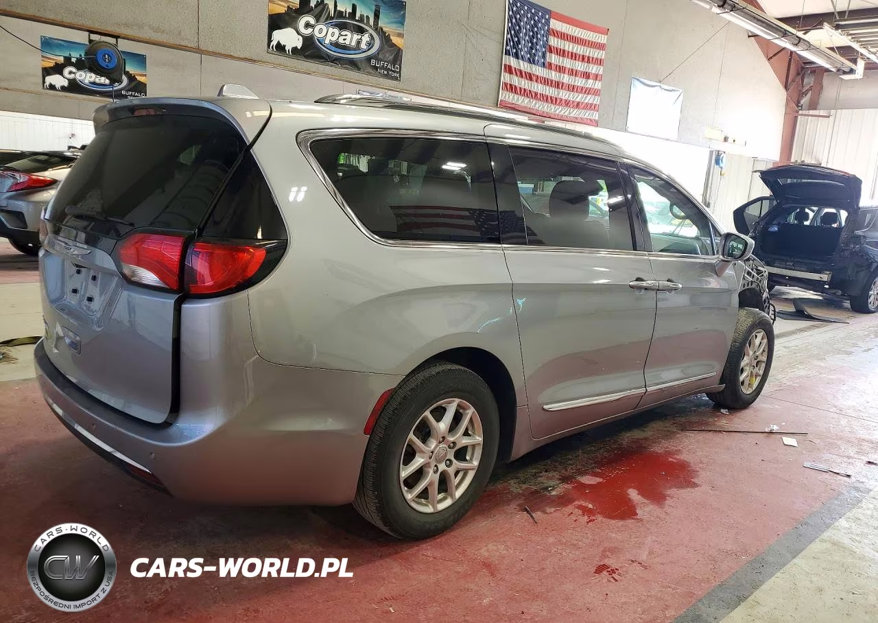 2020 Chrysler Pacifica Touring L VIN:2C4RC1BG5LR112110 - 3