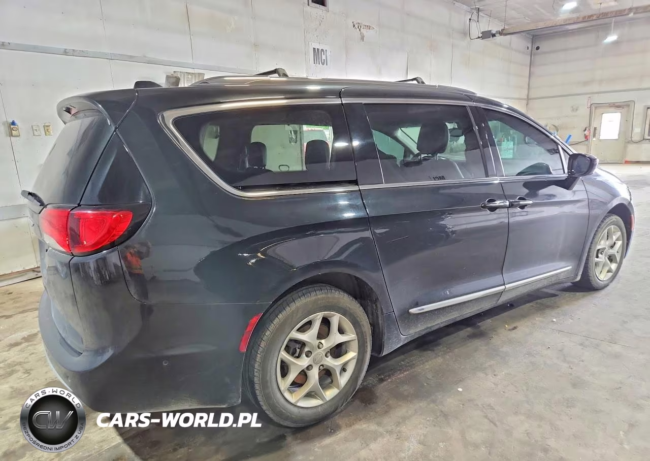 2017 Chrysler Pacifica Touring L Plus VIN:2C4RC1EG6HR551058 - 3
