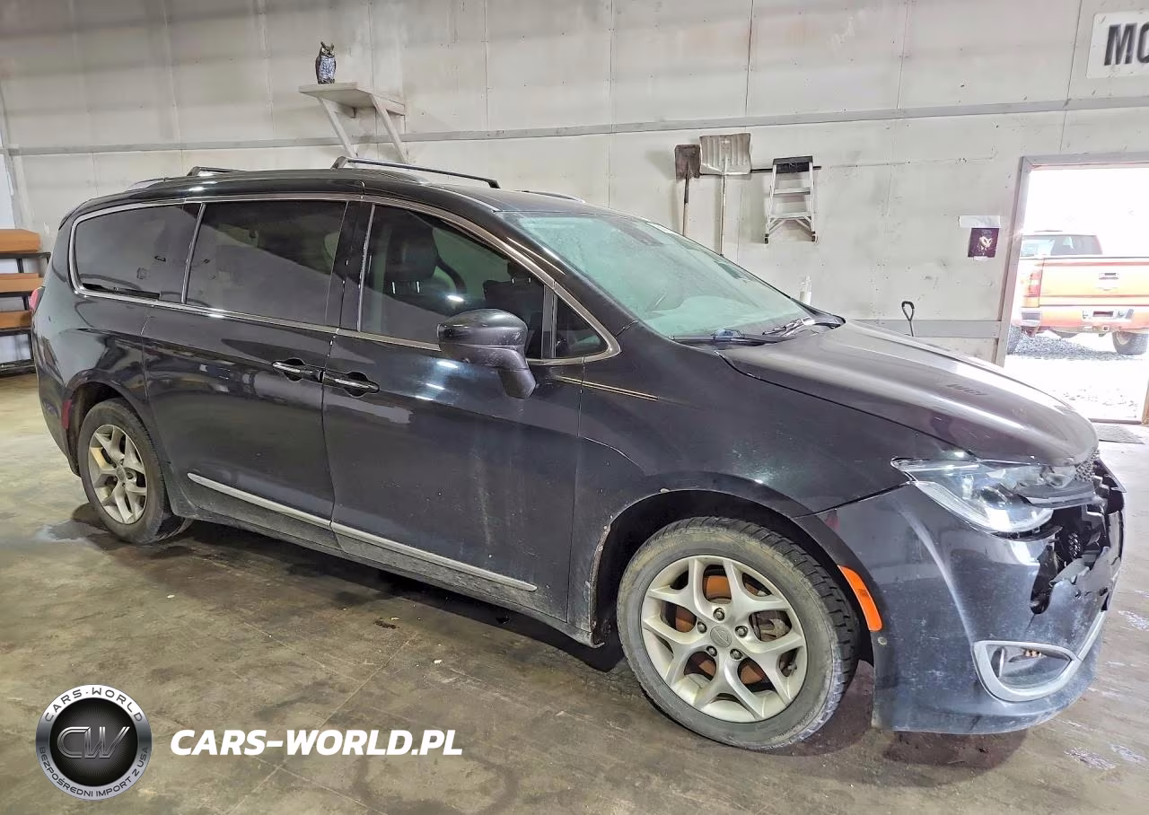 2017 Chrysler Pacifica Touring L Plus VIN:2C4RC1EG6HR551058 - 4
