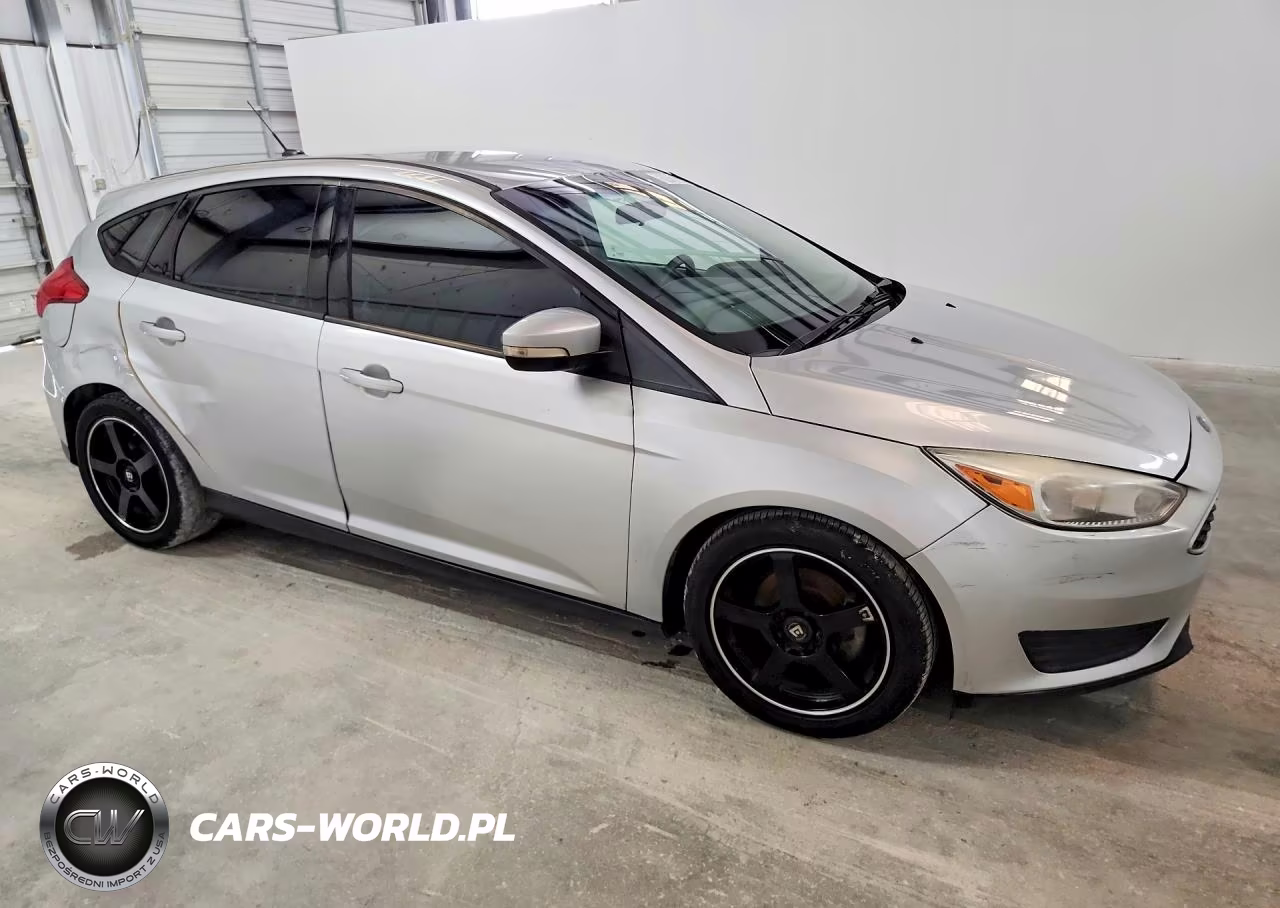 2017 Ford Focus Se VIN:1FADP3K29HL318941 - 4