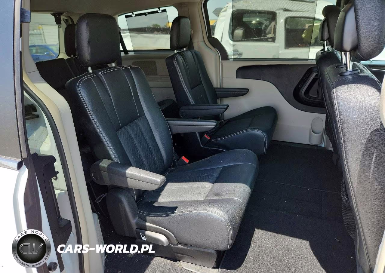 2016 Chrysler Town & Country Touring L VIN:2C4RC1CG3GR221945 - 11