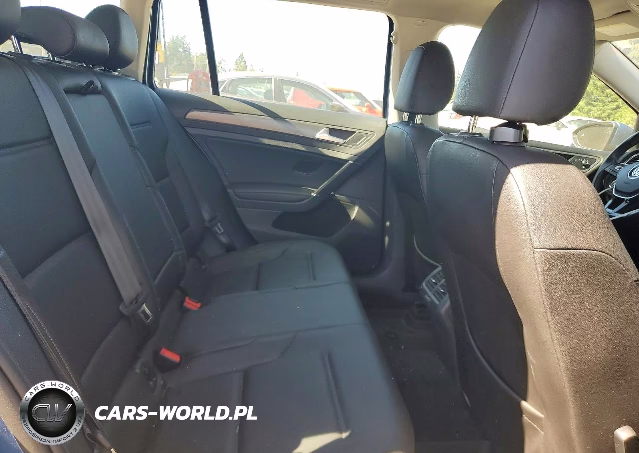 2018 Volkswagen Golf Sportwagen S VIN:3VWD17AU1JM761950 - 10