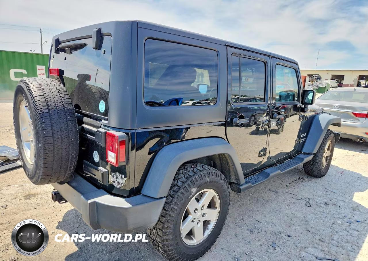2015 Jeep Wrangler Unlimited Sport VIN:1C4BJWDG4FL702300 - 3