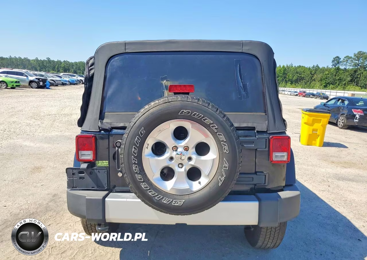 2015 Jeep Wrangler Unlimited Sahara VIN:1C4BJWEG2FL560950 - 6