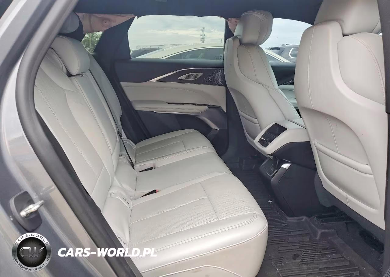 2023 Cadillac Lyriq Luxury VIN:1GYKPMRK1PZ000945 - 10