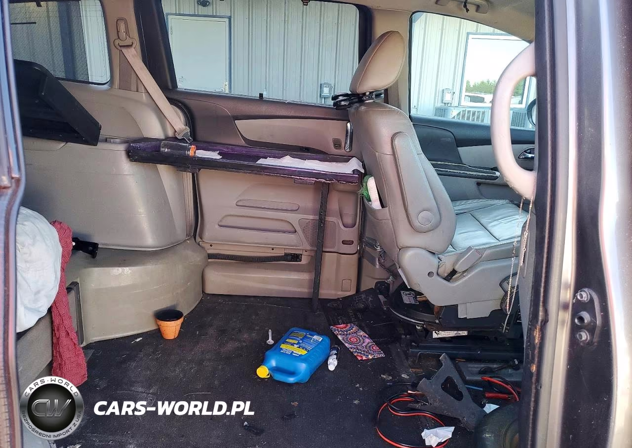 2015 Honda Odyssey Touring VIN:5FNRL5H93FB071444 - 11