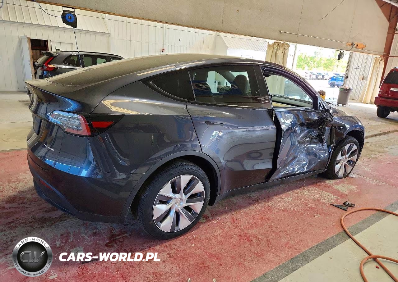 2024 Tesla Model Y VIN:7SAYGDEE9RA238745 - 3