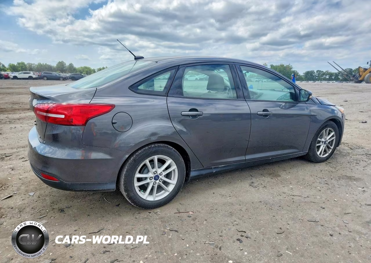 2015 Ford Focus Se VIN:1FADP3F21FL302577 - 3