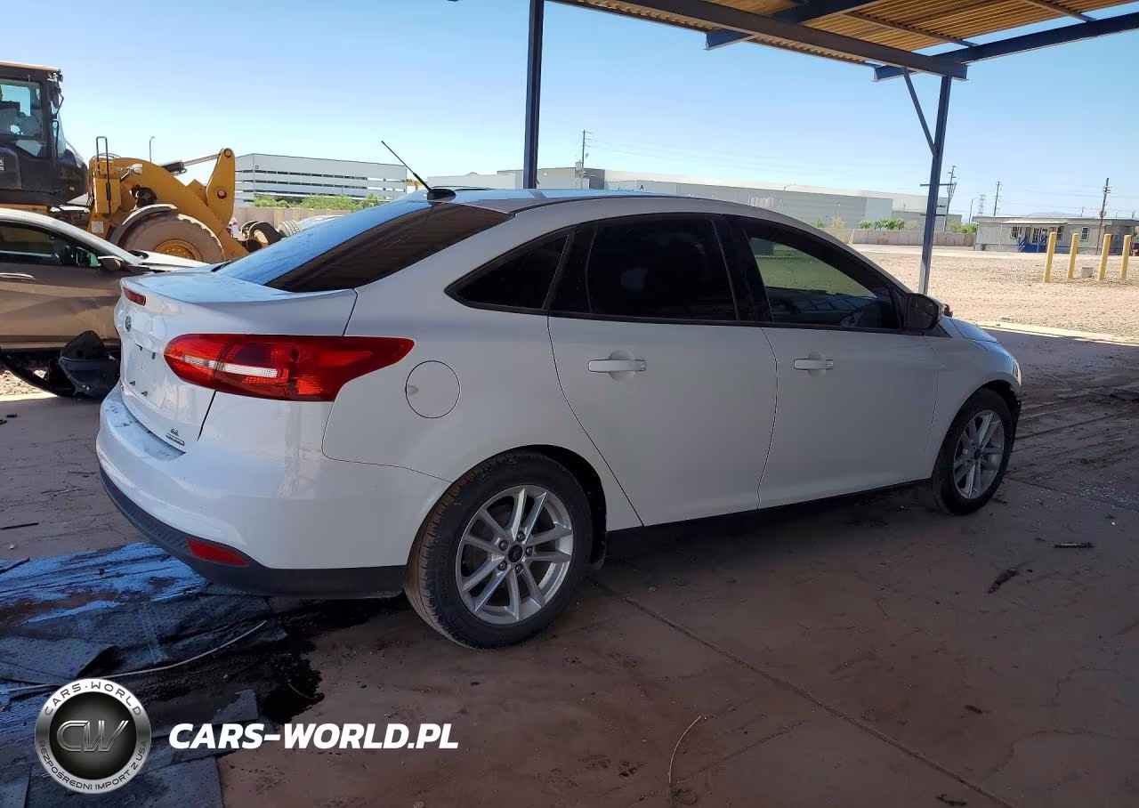 2016 Ford Focus Se VIN:1FADP3F26GL326794 - 3