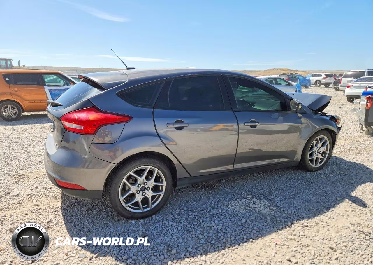 2015 Ford Focus Se VIN:1FADP3K26FL327352 - 3