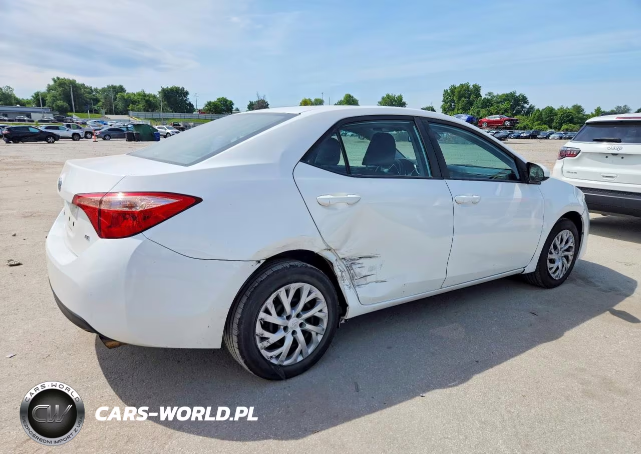 2018 Toyota Corolla Le VIN:5YFBURHE1JP816238 - 3
