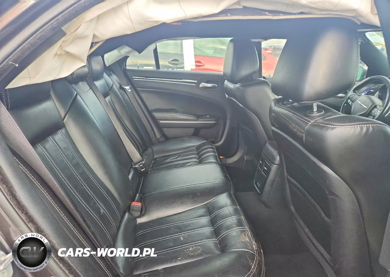 2019 Chrysler 300 S VIN:2C3CCABG0KH639101 - 10