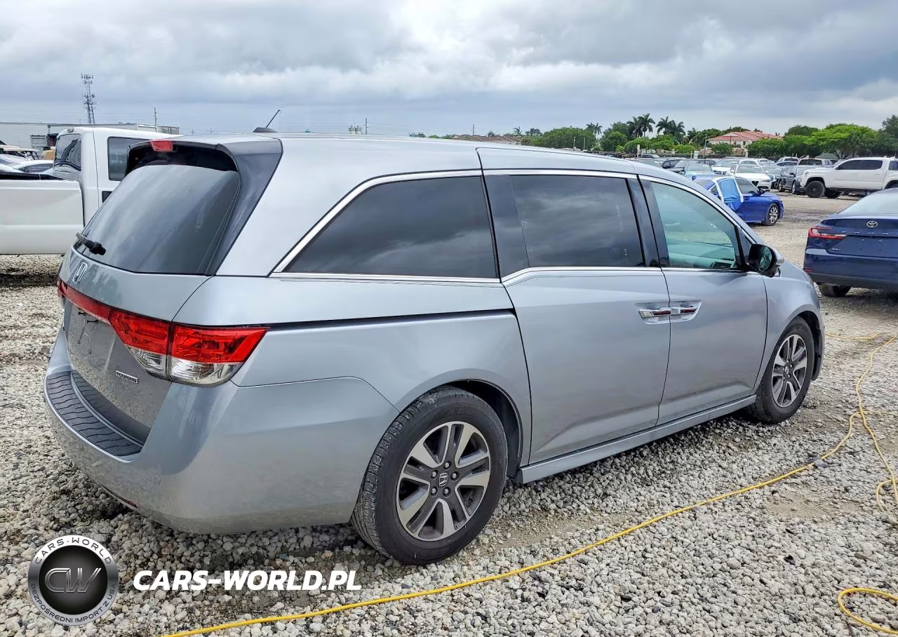 2016 Honda Odyssey Touring VIN:5FNRL5H95GB033196 - 3