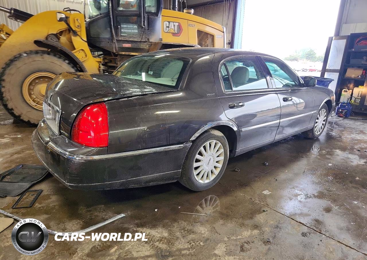 2005 Lincoln Town Car Signature VIN:1LNHM81WX5Y624224 - 3