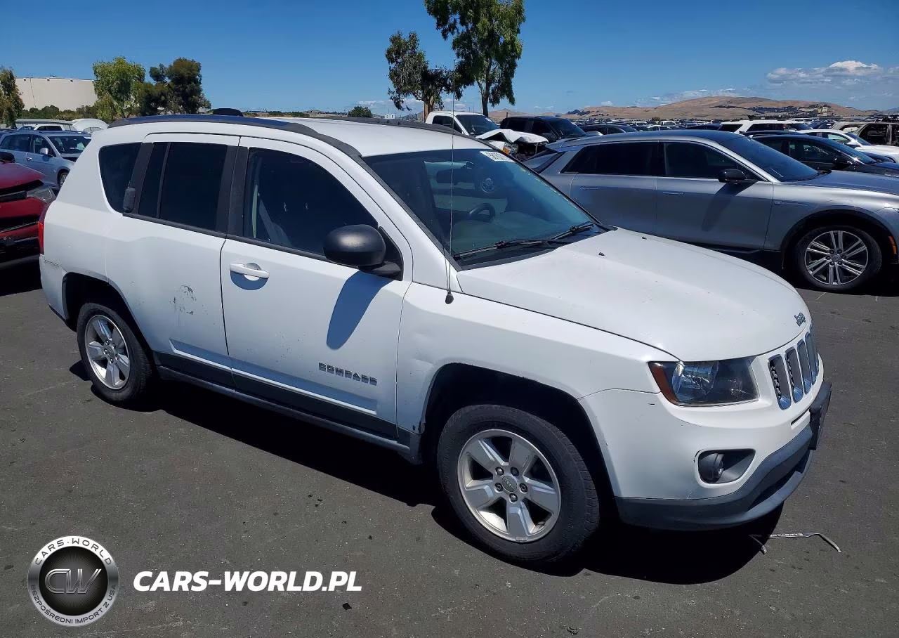 2015 Jeep Compass Sport VIN:1C4NJCBA1FD143812 - 4
