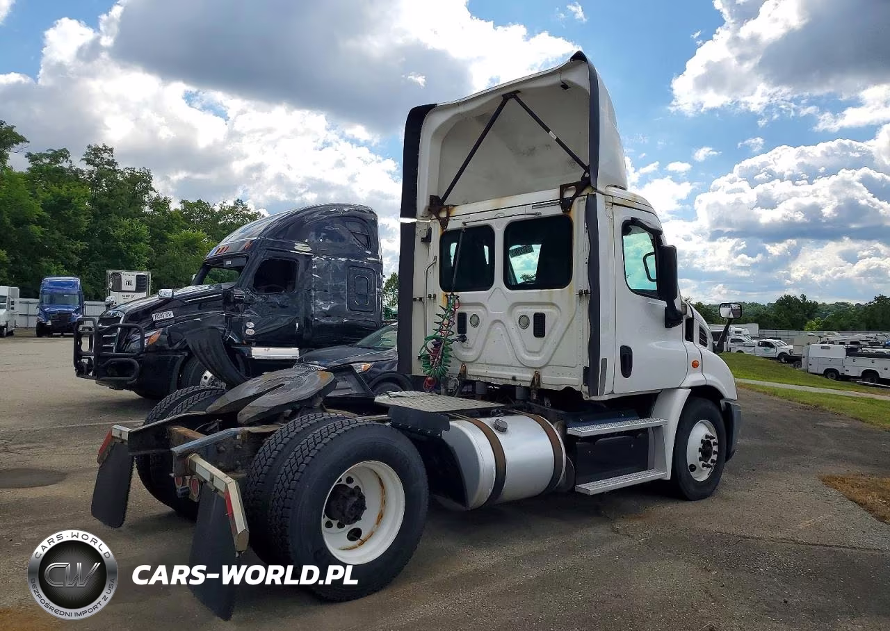 2016 Freightliner Cascadia 113 Semi Truck VIN:1FUBGAD41GLGU8636 - 4