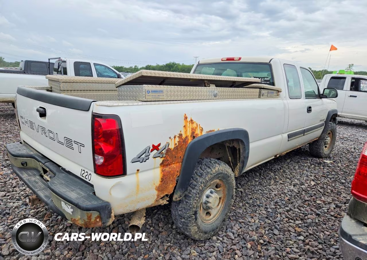 2005 Chevrolet Silverado K2500 Heavy Duty VIN:1GCHK29U55E212692 - 3