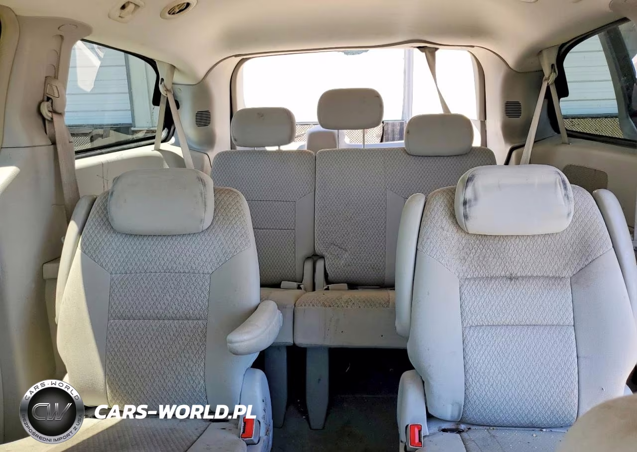 2008 Chrysler Town & Country Lx VIN:2A8HR44H18R103325 - 10