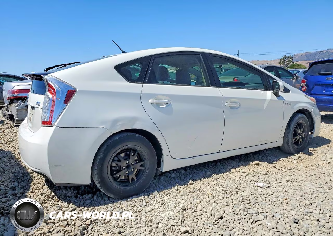 2015 Toyota Prius Two VIN:JTDKN3DUXF0482557 - 3