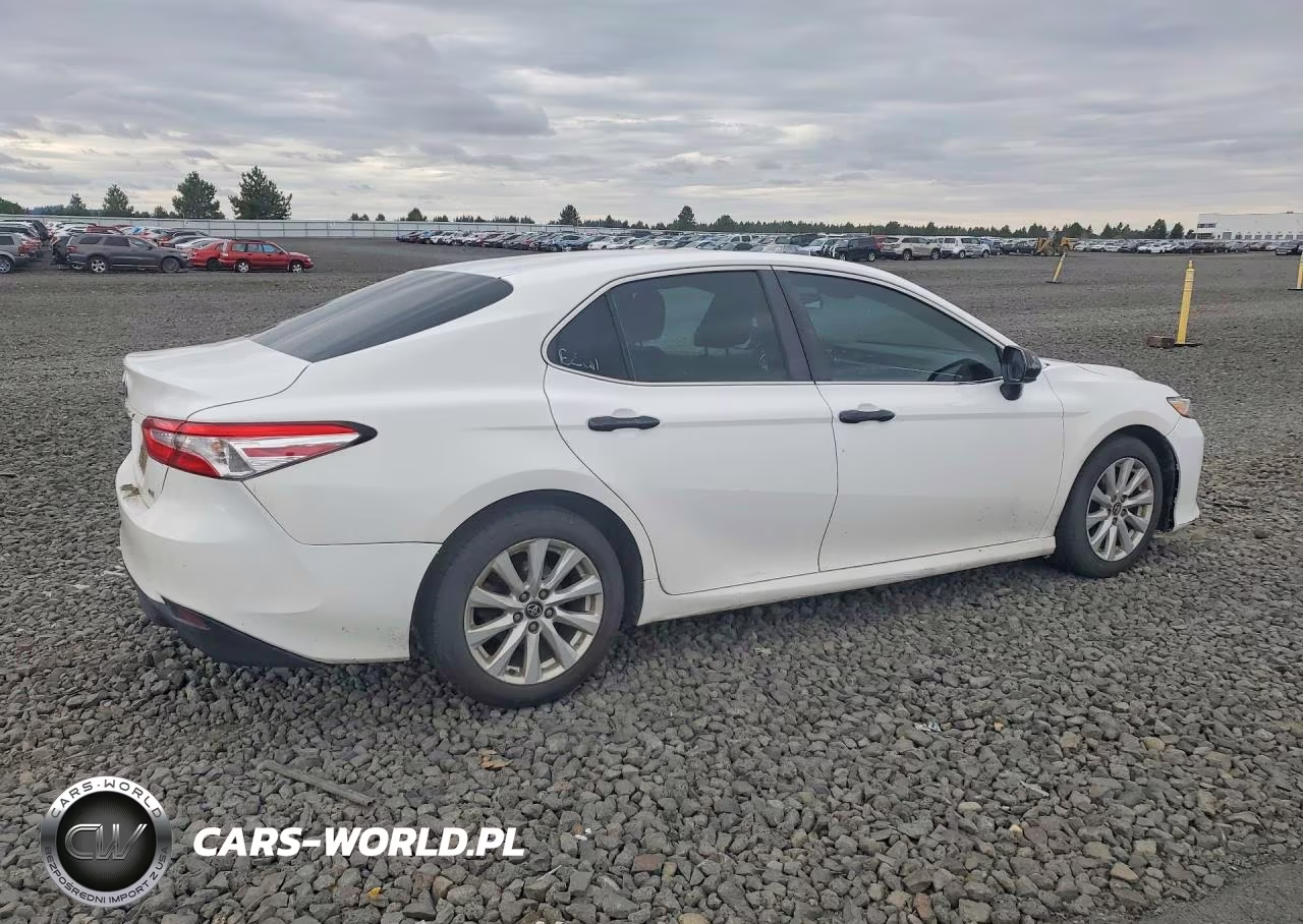 2018 Toyota Camry Le VIN:4T1B11HK9JU600992 - 3
