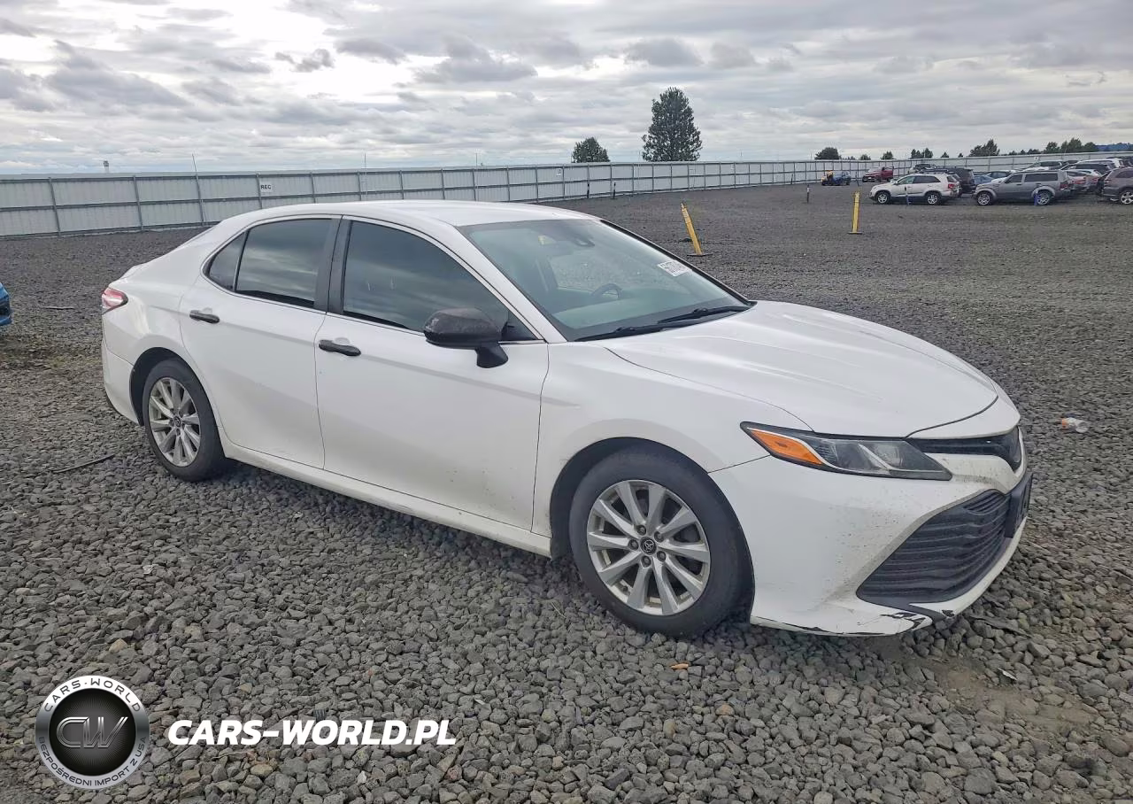 2018 Toyota Camry Le VIN:4T1B11HK9JU600992 - 4