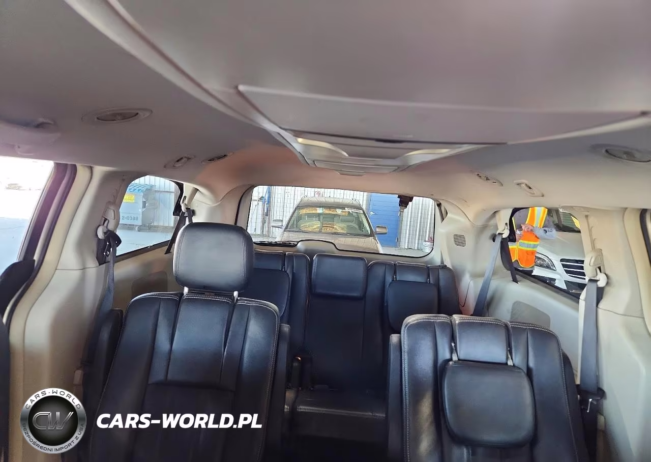 2014 Chrysler Town & Country Touring VIN:2C4RC1BGXER397809 - 10