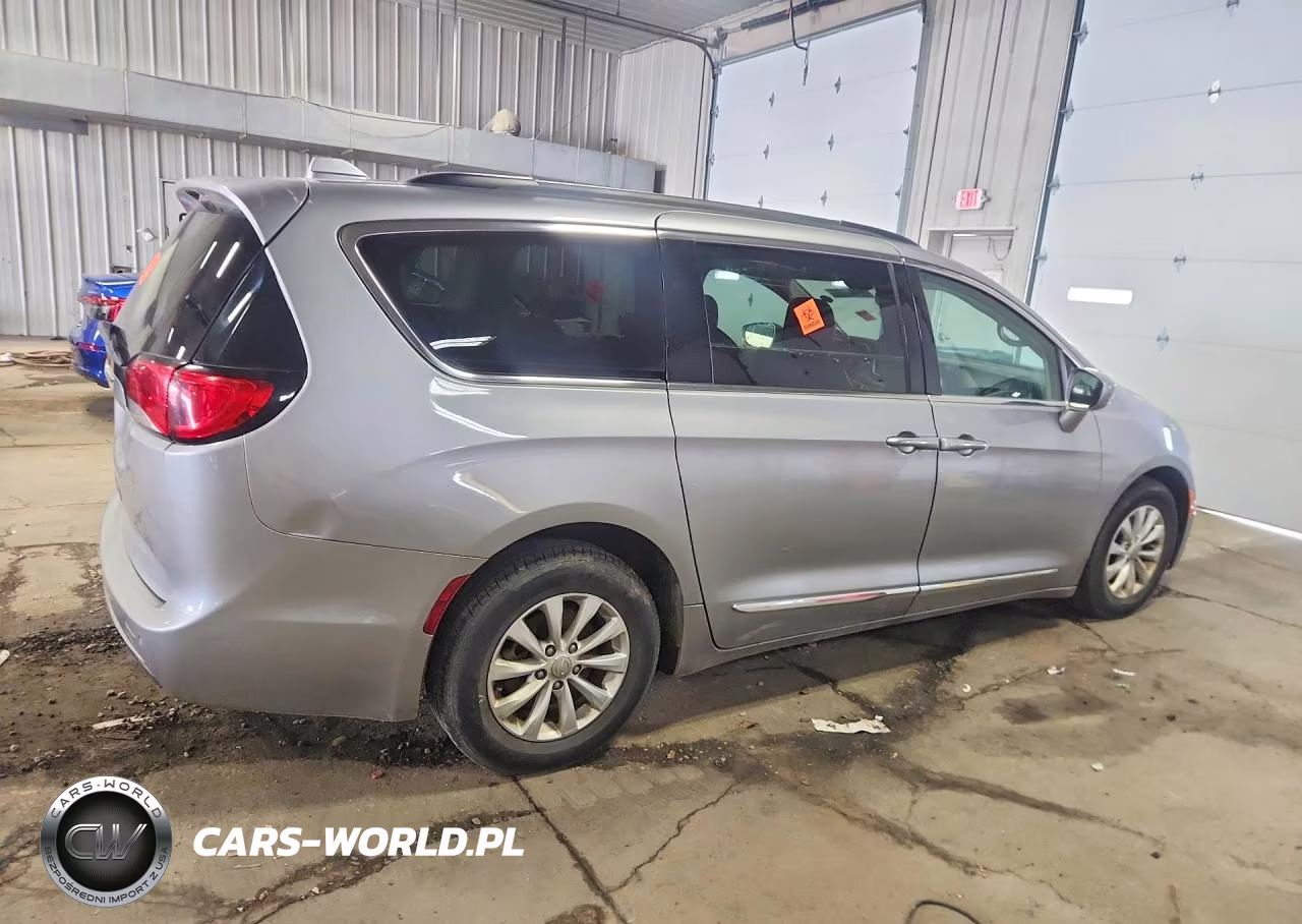 2017 Chrysler Pacifica Touring L VIN:2C4RC1BG3HR539583 - 3