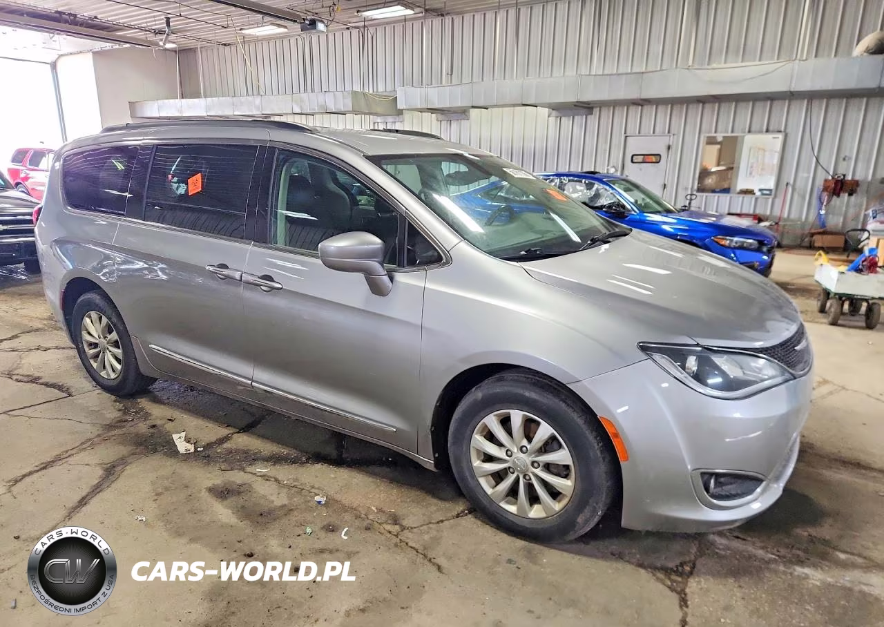 2017 Chrysler Pacifica Touring L VIN:2C4RC1BG3HR539583 - 4