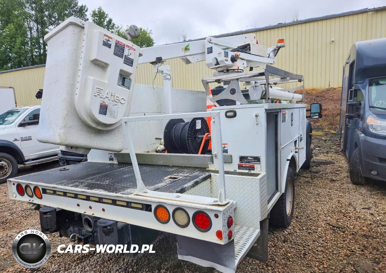2015 Ford F450 Super Duty Bucket Truck VIN:1FDUF4GT8FEC93211 - 3