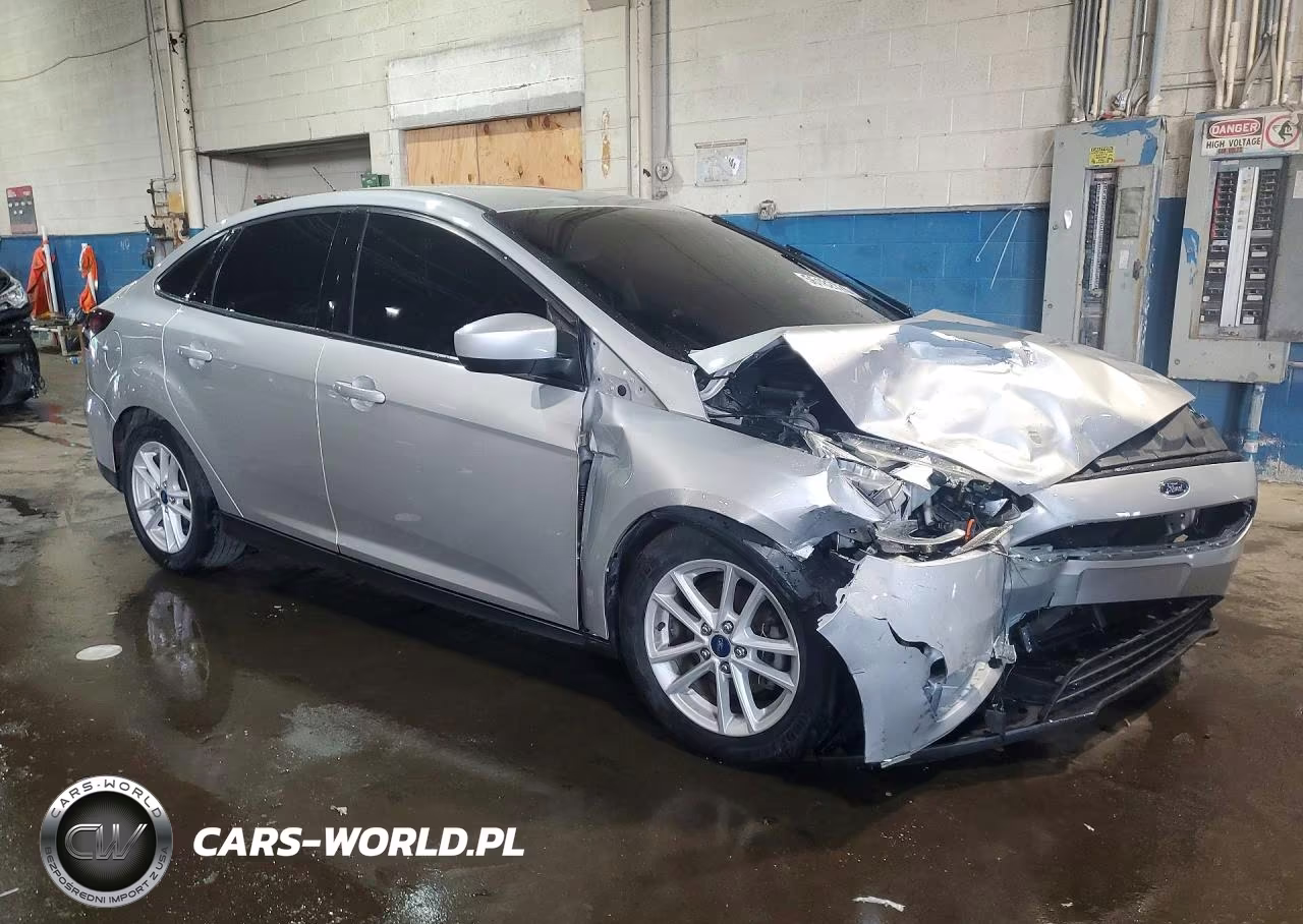 2018 Ford Focus Se VIN:1FADP3F20JL328659 - 4