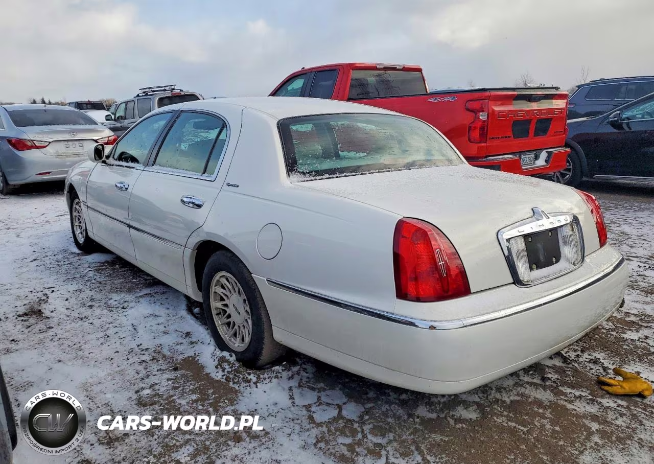 1998 Lincoln Town Car Signature VIN:1LNFM82W3WY665592 - 2