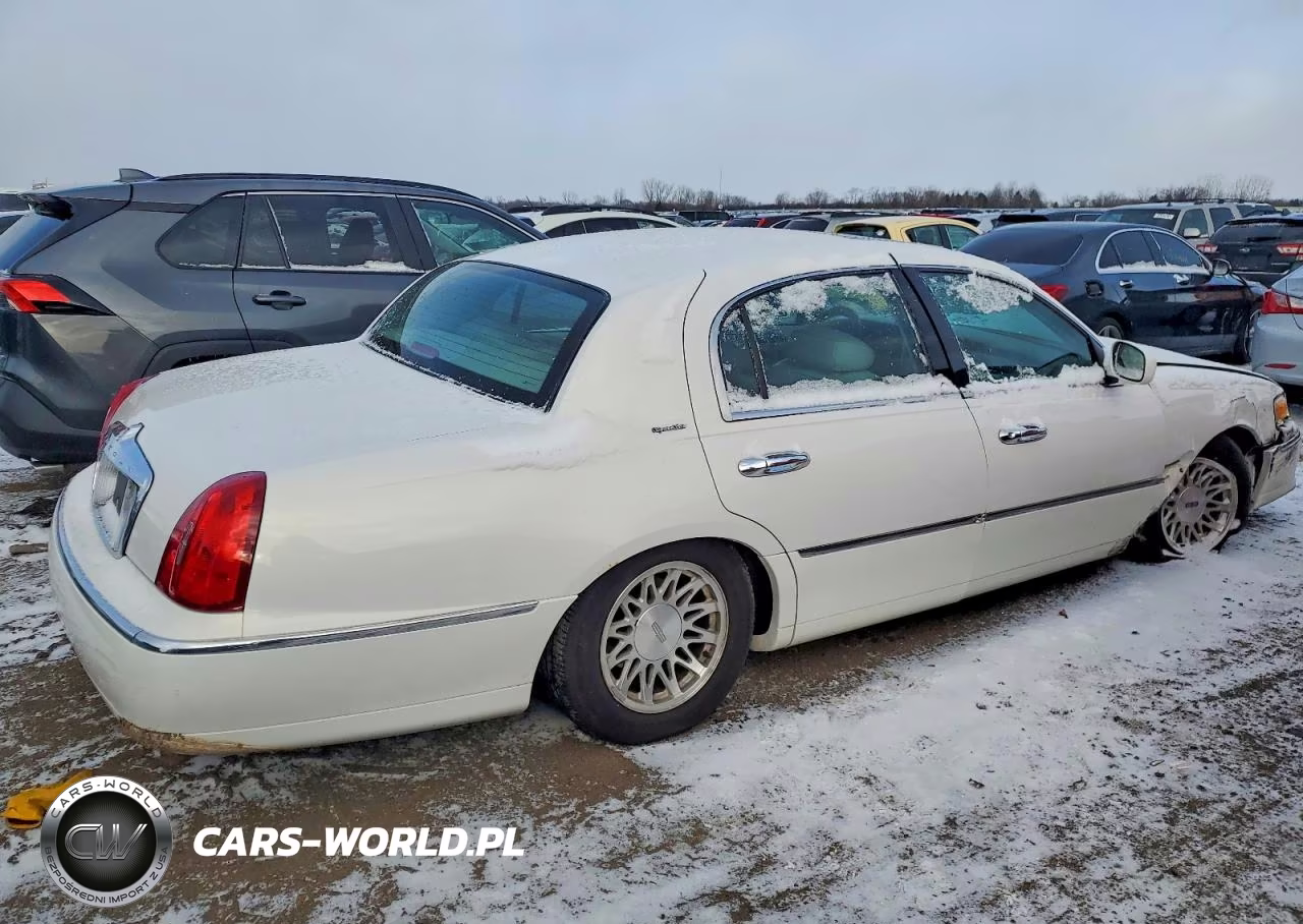 1998 Lincoln Town Car Signature VIN:1LNFM82W3WY665592 - 3