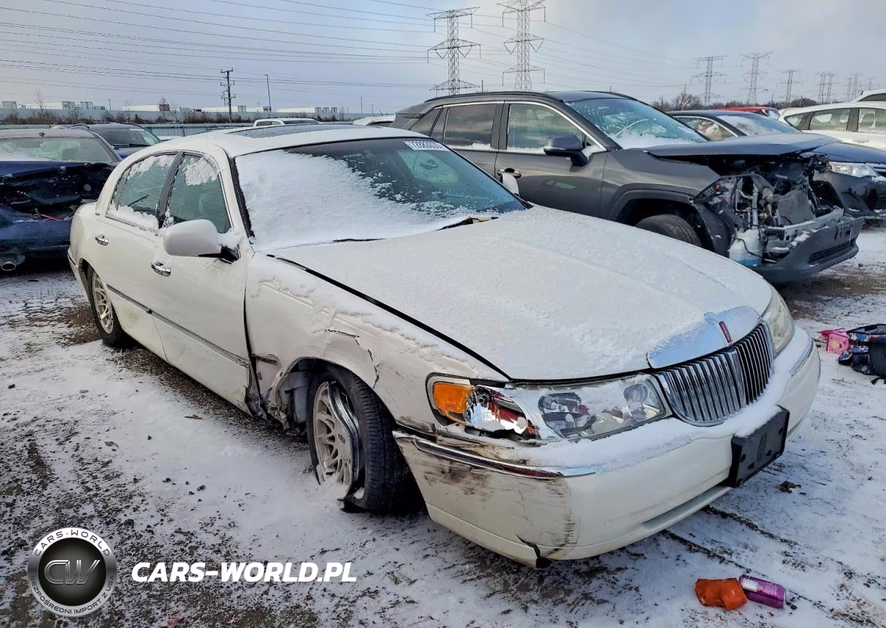 1998 Lincoln Town Car Signature VIN:1LNFM82W3WY665592 - 4