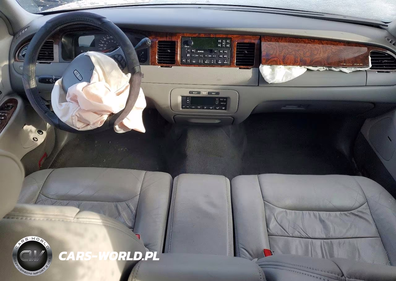 1998 Lincoln Town Car Signature VIN:1LNFM82W3WY665592 - 8