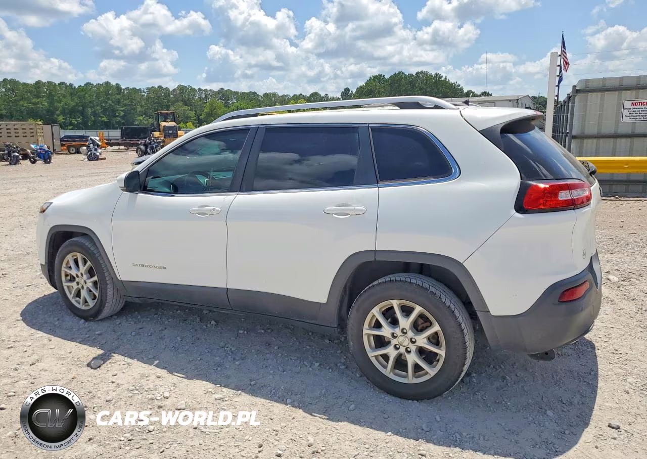 2015 Jeep Cherokee Latitude VIN:1C4PJLCB2FW676708 - 2