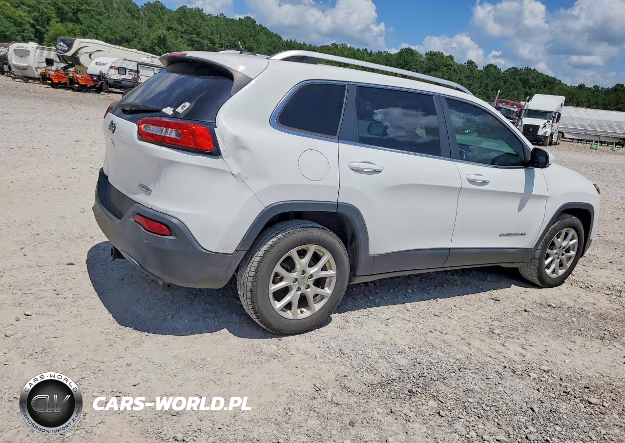 2015 Jeep Cherokee Latitude VIN:1C4PJLCB2FW676708 - 3