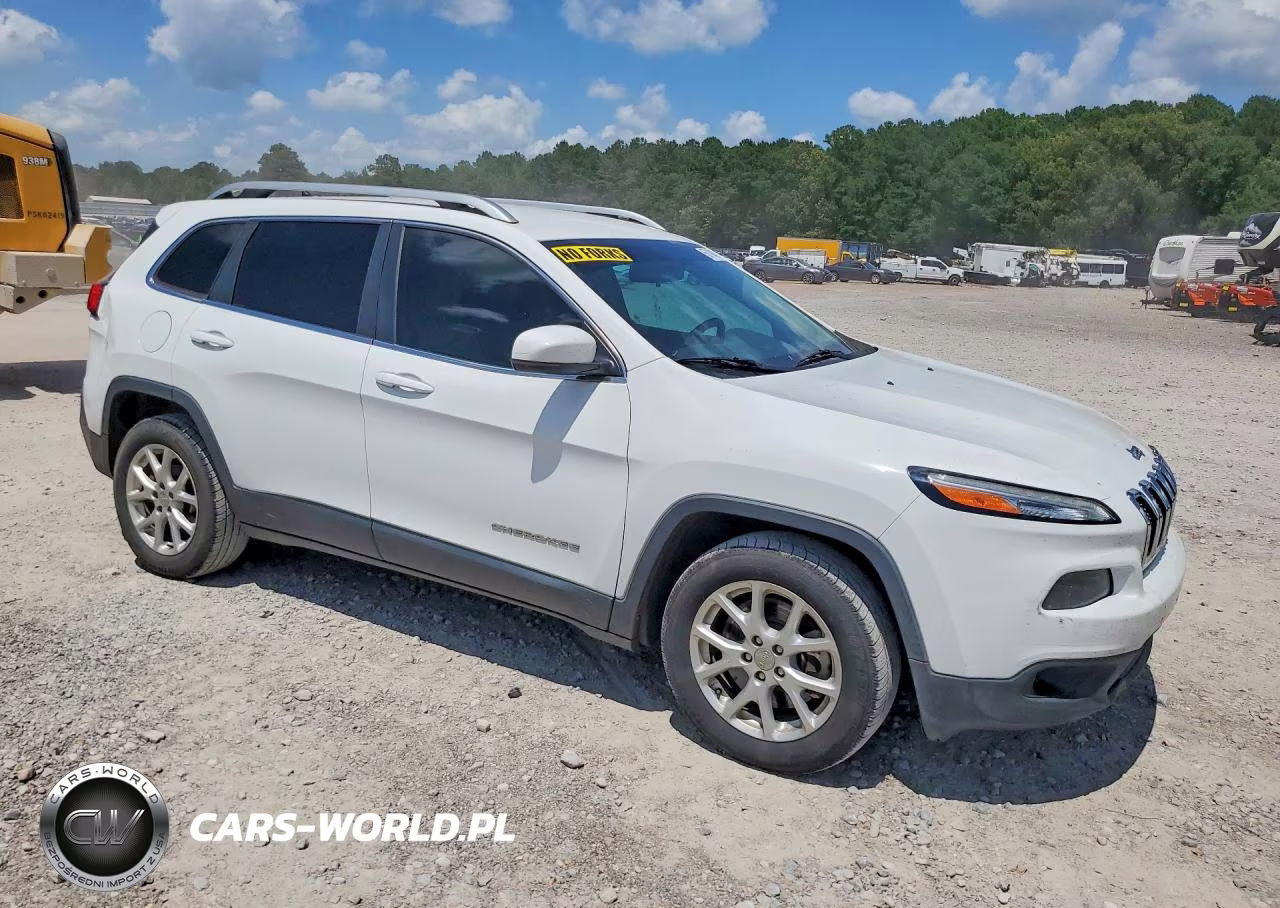 2015 Jeep Cherokee Latitude VIN:1C4PJLCB2FW676708 - 4