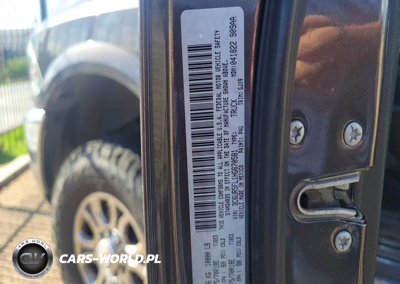 2017 Ram 2500 Laramie VIN:3C6UR5FL1HG670581 - 10