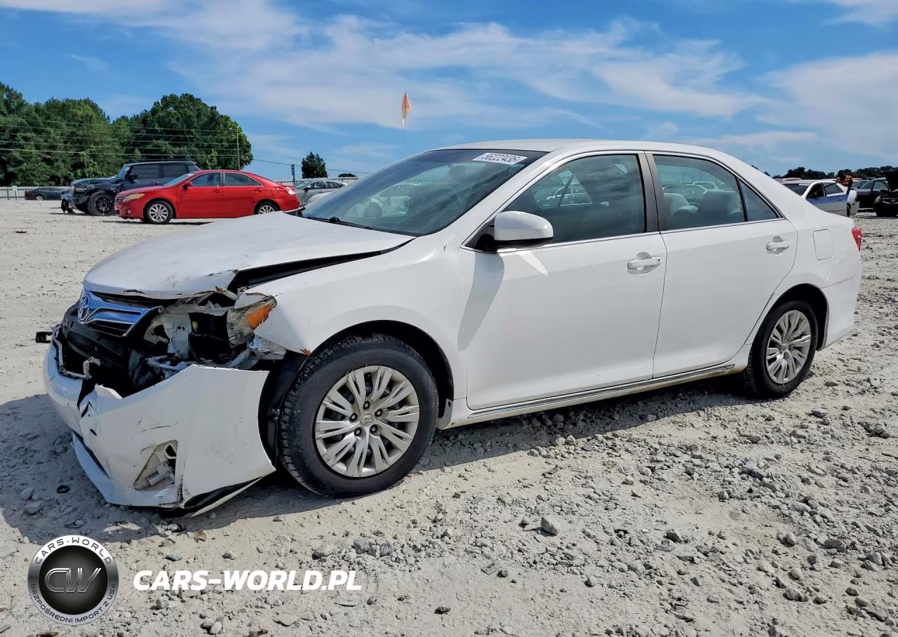 2013 Toyota Camry Le – zdjęcie 1 z 12